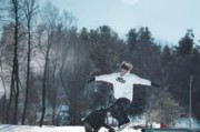 谷爱凌滑雪动作被称为教科书示范，谷爱凌滑雪服